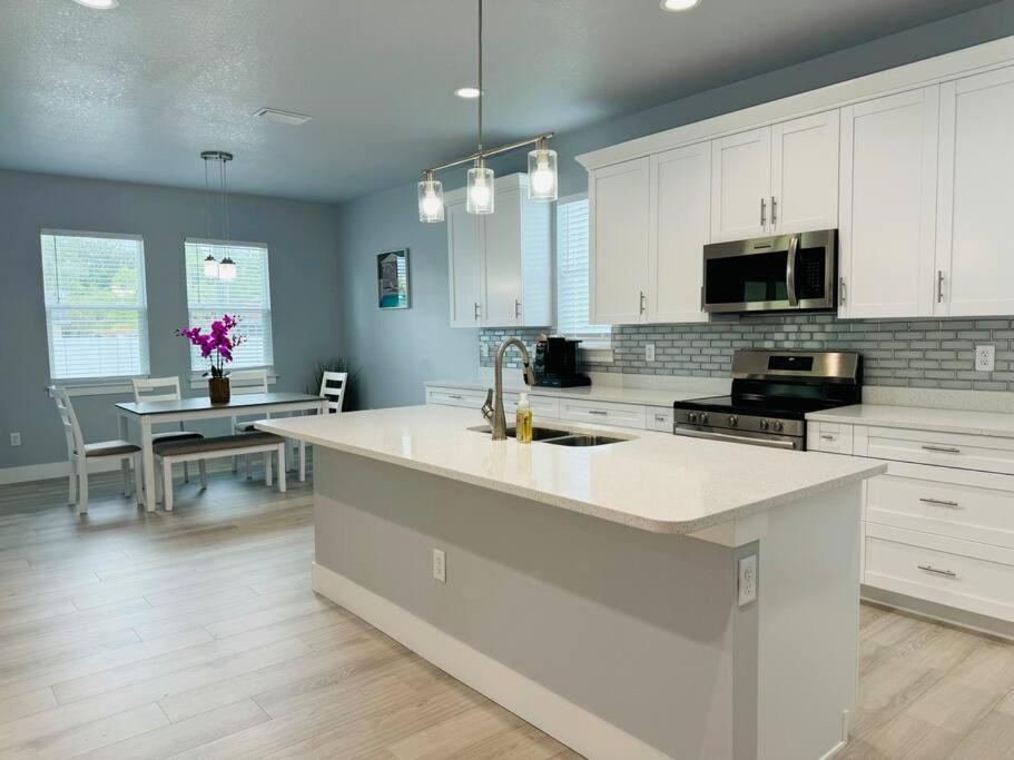 Vila Brand New Tampa Oasis With Private Jacuzzi Retreat Lutz Exteriér fotografie